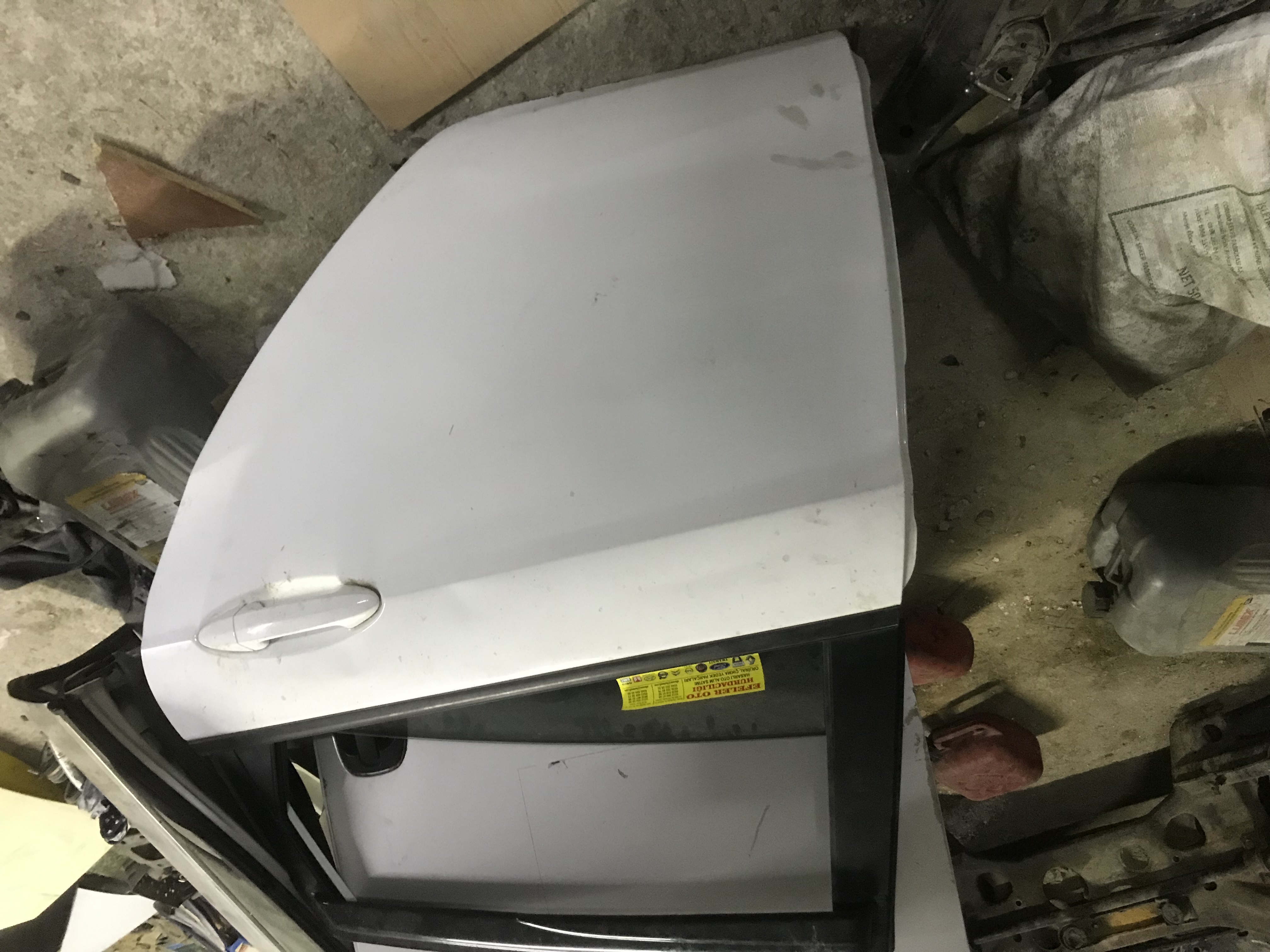 FORD FİESTA SOL ARKA KAPI